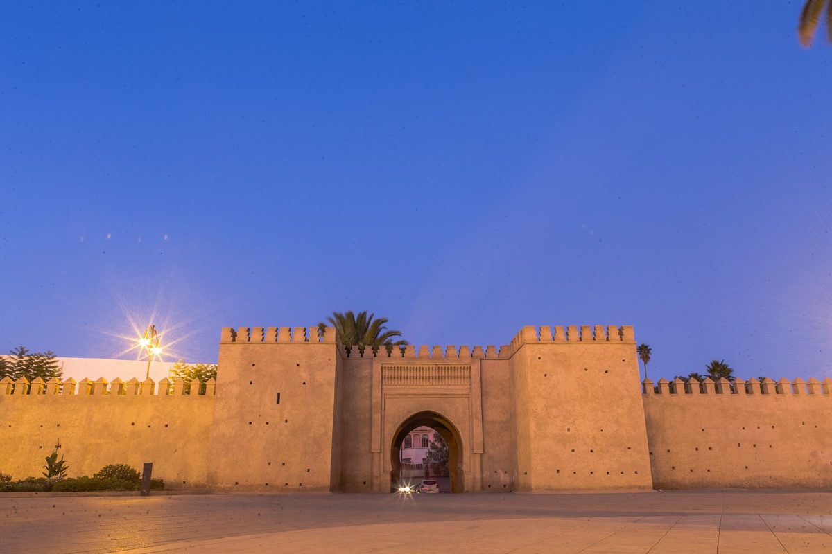 La porte Bab Sidi Aïssa à Oujda, à l’heure bleue