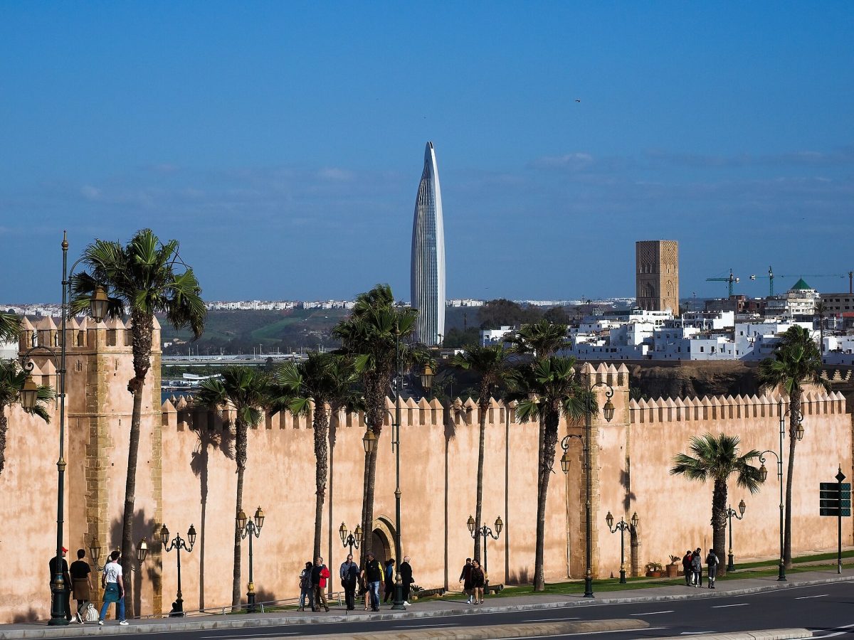Remparts de la kasbah des Oudayas à Rabat, avec la tour Mohammed VI en arrière-plan