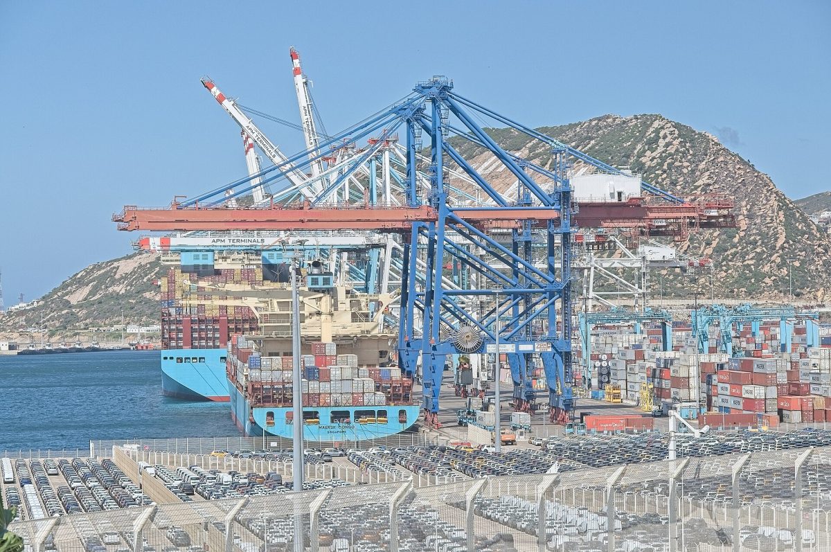 Portiques et porte-conteneurs au port de Tanger Med